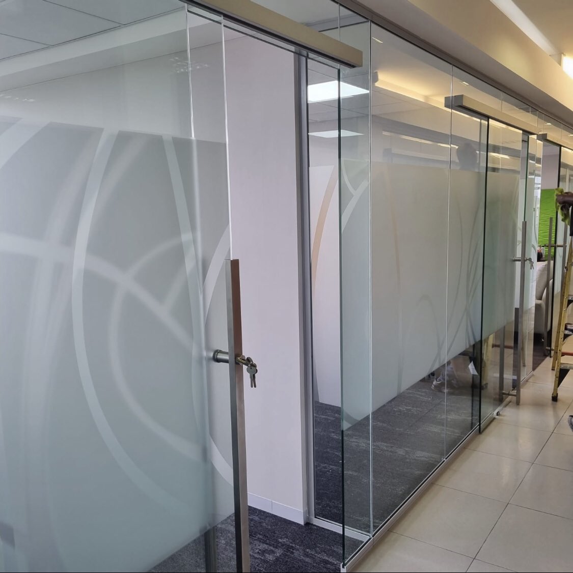 GraceHaven_'s tweet image. A creative and beautifully installed sliding door system using our SDS2001 and F501 handles. 

#GHI #MakeItHappen #slidingdoorsystem #framelessglassrailing #framelessglass #architecturesouthafrica #architecture #glasspartitions #glassworks #explorepage #explore #success #reels