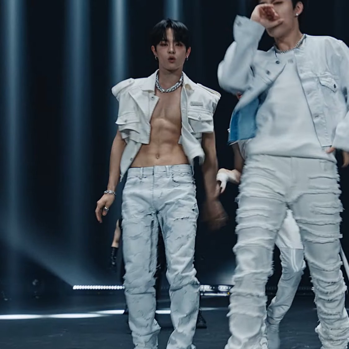 twelveisamust's tweet photo. ANONG 6 PACKS PUTANGINA NIYONG LAHAT WALO EIGHT OTSO OTSO ANG ABS NI PARK JIHOON GAGO KAYO 😭😭😭

T5 SHOW YOUR MOVES
#T5_MOVE_MV_Out_Now
#TREASURE_MOVE
#T5_MOVE_이제야_시작이잖아 
@treasuremembers https://t.co/jreYeHSrqQ