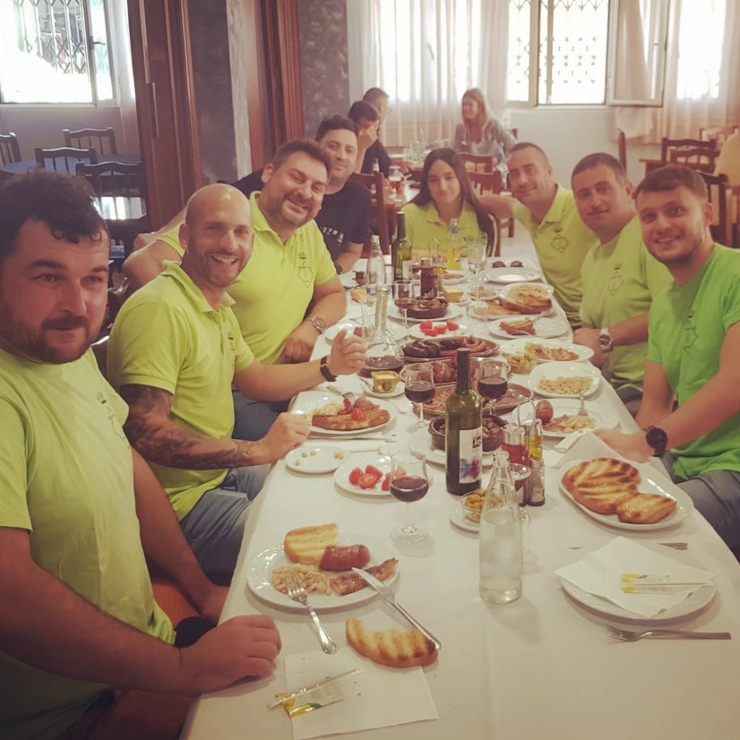 No és cap secret que servidor viu l'<a href="/AplecCaragol/">Aplec Caragol Lleida</a> a flor de pell😎

La meva colla <a href="/Reginetesdeseca/">Reginetes de secà</a> , els Divendres d'aplec, tenim la ja tradició d'anar a esmorzar😋

Butifarra negra, xistorra, cansalada i llonganissa, acompanyat de seques, escalivada, pa torrat i un porró de vi🍷