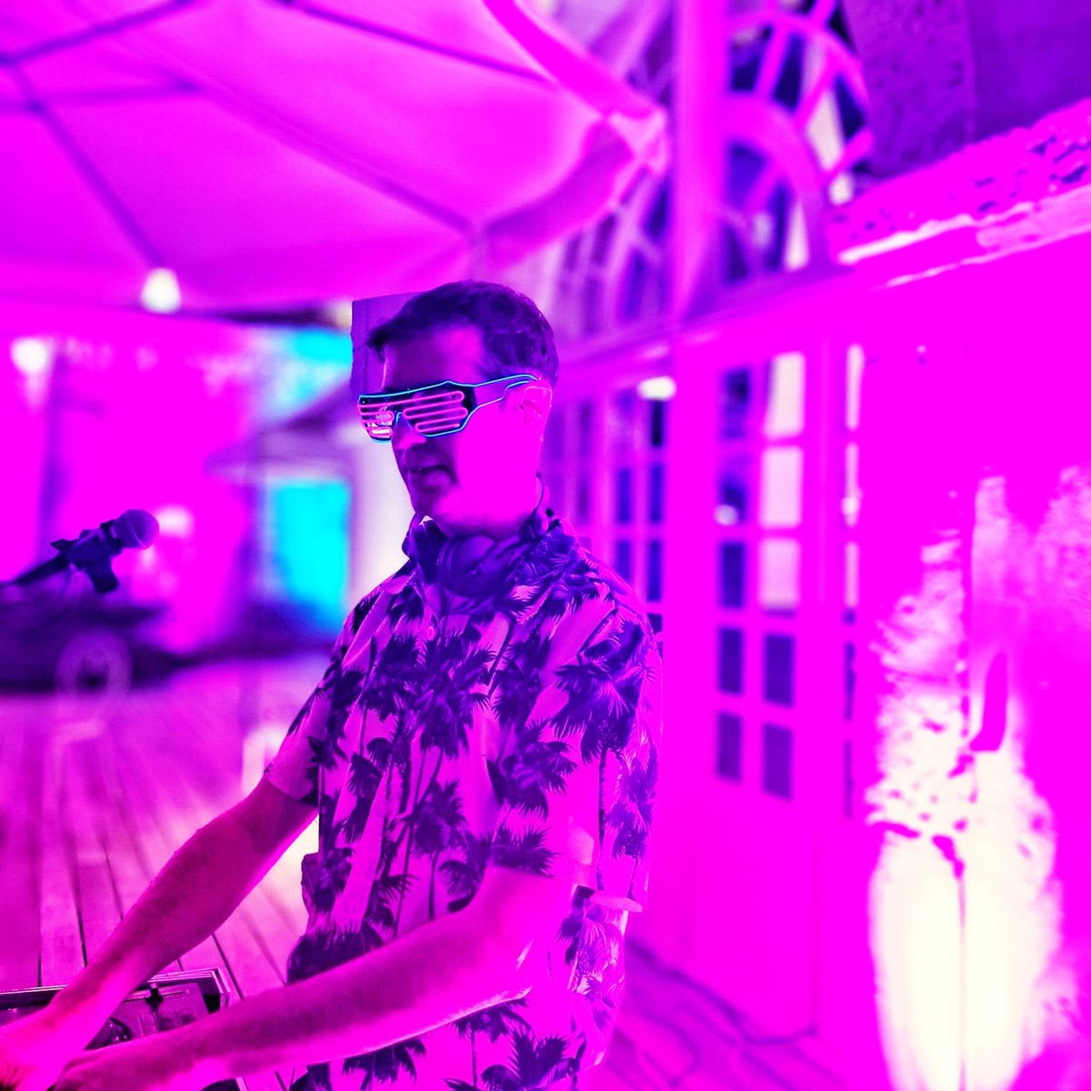 🌟 MAKE LOVE & LISTEN TO THE MUSIC 🎧✨️
☆
☆
🌴 Chateau Hermival 🙌
☆
☆
☆
#dj #electro #progressivhouse #techhouse #chill #lounge #gardenparty #bassmusic #synthwave #synthpop #retrowave #cyberpunk #normandie #techno #nudisco #amazing #djlife #neonlight #pink #bestofthenight