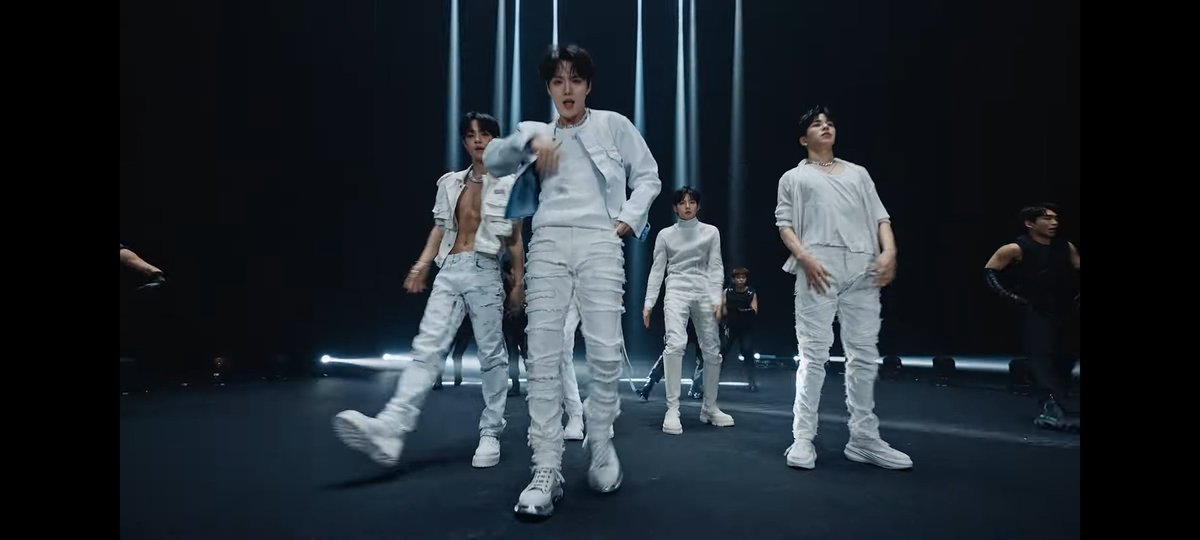 teulibee's tweet photo. What jihoon wants, jihoon gets!! Ladies &amp; gentleman "shirtless jihoon" 🤸

T5 SHOW YOUR MOVES 
#T5_MOVE_MV_Out_Now 
#TREASURE_MOVE 
#T5_MOVE_이제야_시작이잖아
@treasuremembers https://t.co/YylPaLiqua