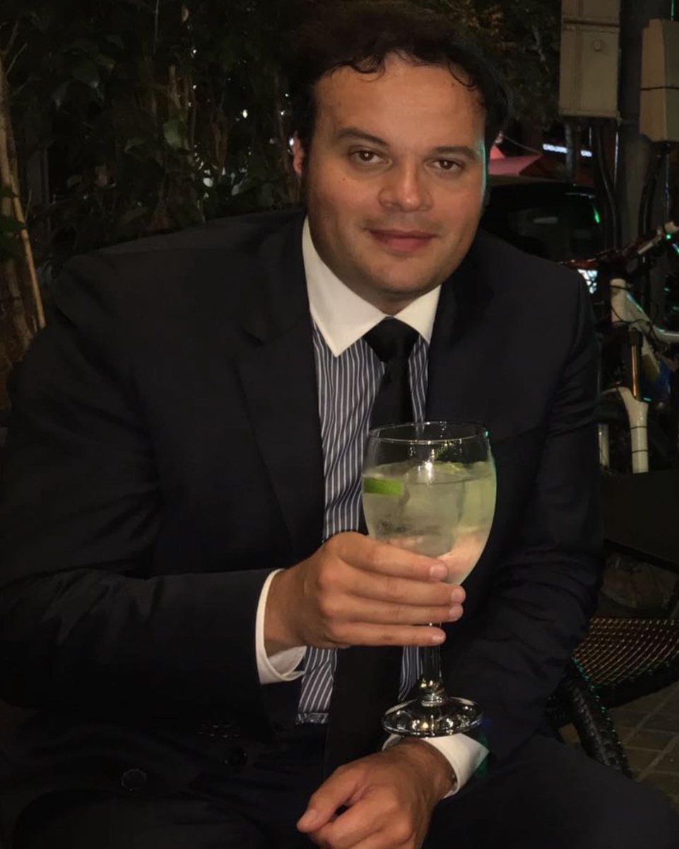 RubenVilela_com's tweet photo. La mejor decisión de mi vida fue apostar por esto, por mis sueños !!!

En este negocio se sufre cuando empiezas, xk no tienes nada, partes de 0, se que cuando lees estas líneas te identificas conmigo, sabes lo que es sufrir, o ganas dinero o no se pueden pagar facturas, el Trader está sólo contra un mundo que conspira contra él. Por eso la gente prefiere vender porquerías , hablar de economía y datos macro, estar con un Broker en definitiva ser un trabajador de un broker, no tenemos una paga por profesor de universidad que tiene todos los conocimientos teóricos pero no gana dinero y sabrá lo que gana hasta el último día de su vida, o los gestores de algún fondo que abren o cierran operaciones para cobrar comisiones y vivir tranquilos, nosotros no nacimos para ser dependientes, nacimos para ser Reyes.

Nosotros dependemos de nuestras acciones, nadie nos da nada, no tenemos nóminas que dan tranquilidad como los trabajadores de brokers, eso elimina la tensión, nosotros elegimos o nada o TODO !!!

#VilelaQuotes 

All Right