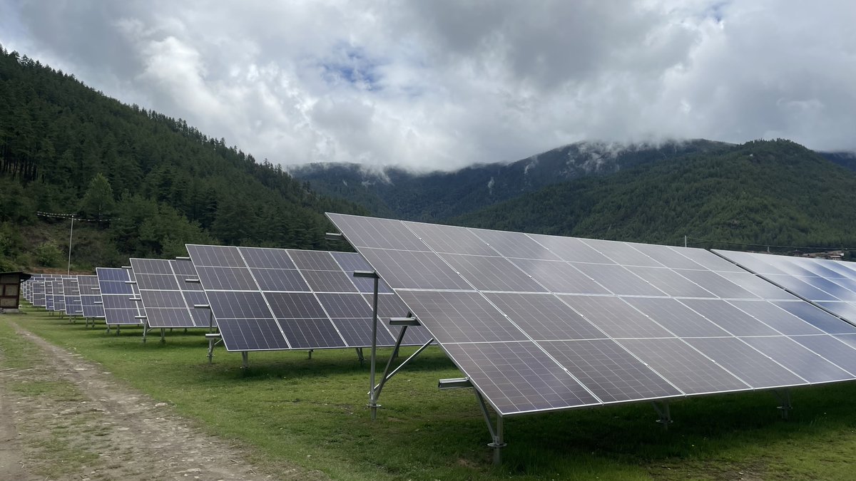 Witnessed 500kW ground mounted grid tied #SOLAR power plant, largest in Bhutan go live today for #greener future and #energy secured nation, while ensuring #NDC commitment and safeguarding #environment. Grateful 4 @WWFBhutan's engagement in capacity building. @BTFEC #RSSTEM