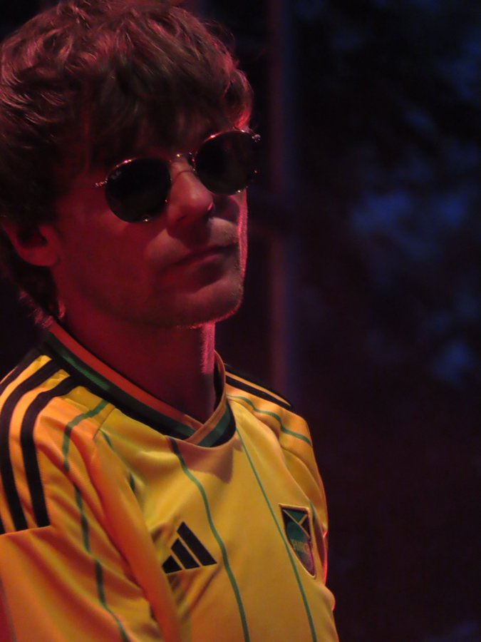 louis tomlinson wearing sunglasses

- an appreciation thread🕶️