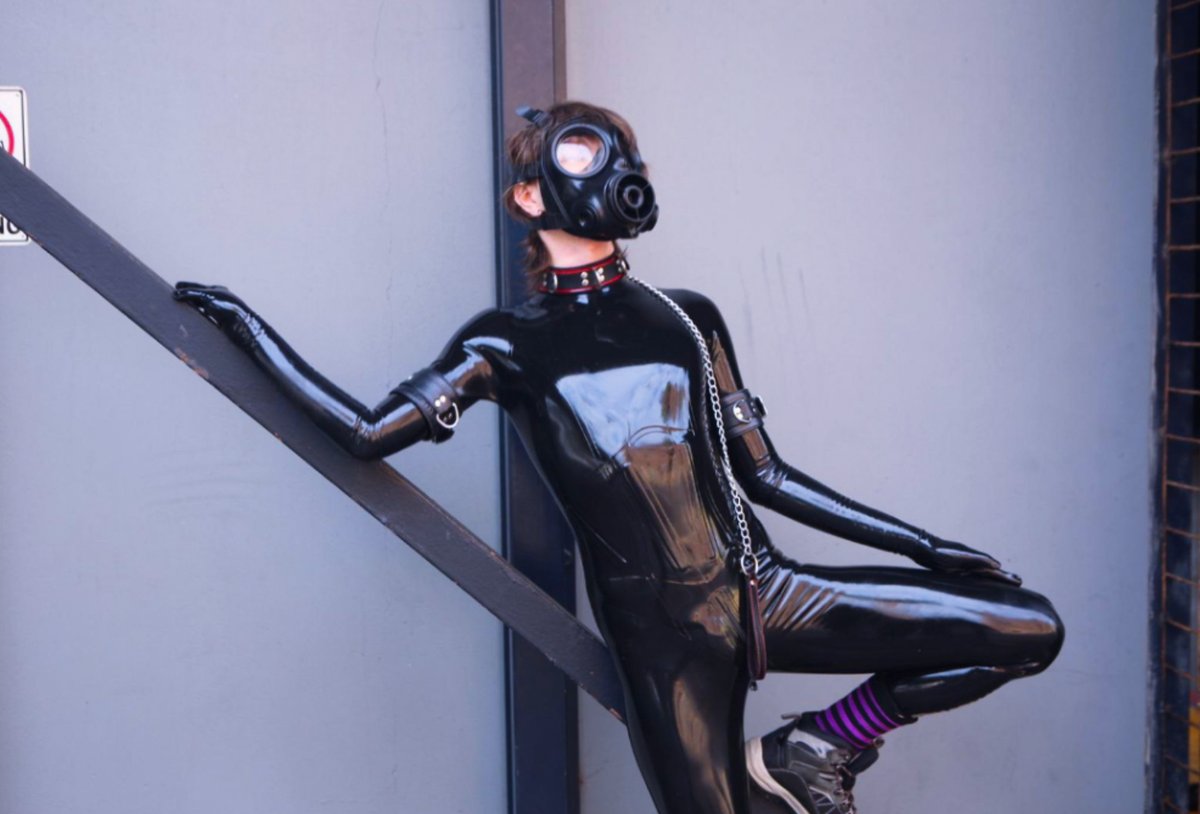 RubberlyChannel's tweet photo. Adding a pop of color to his latex style, here's @noirlatex with his striped socks. #Rubberly #Latex #ShinyBK #StripedSocks #LatexFashion https://t.co/Uuu5pYyW2R