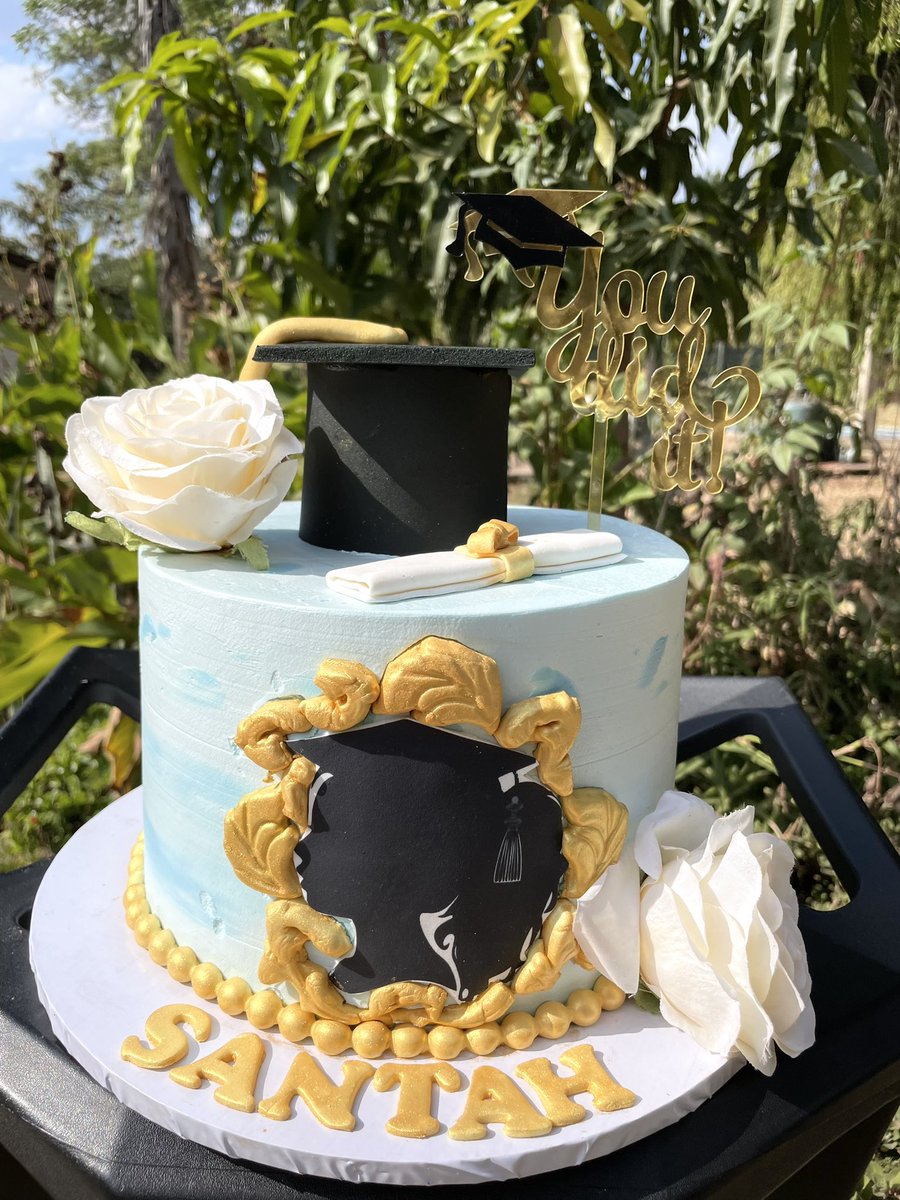 Graduation themed cake 🧑‍🎓
#designcakestalent #thatwarmfuzzyfeeling #party #patisserie #cakelover #zimbaker #hararebakers #graduationcakes #graduationthemedcakees  #cakesforgraduation
#cakespiration #cakesforfun #cakesforinstagram #cakesofacebook #comedinewithme #sweettooth #fyp