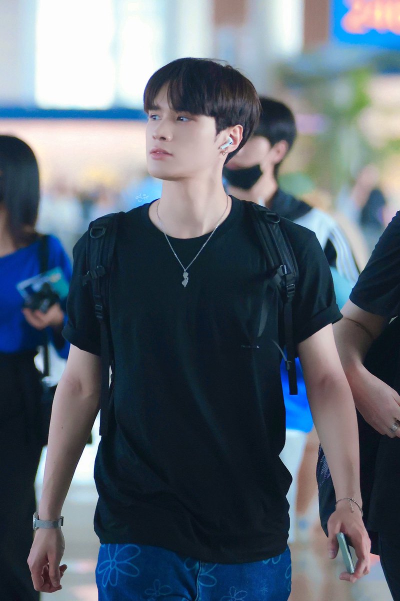 J_YeonYu's tweet photo. 230615 방콕 출국 🖤

검은 반팔.. 그리고 롤업 
최고이에......

#제이 #제이창 #JAY #JAYCHANG https://t.co/WySZzsEhzT