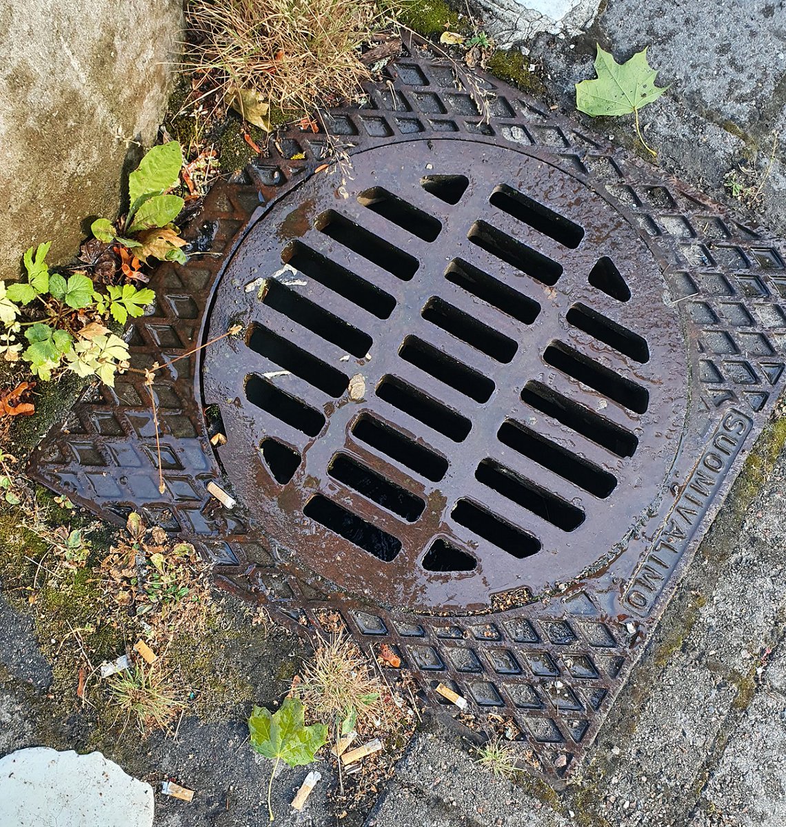 Tiesitkö, että jos heität tupakantumpin hulevesikaivoon eli tällaiseen ritiläviemäriin, se päätyy suurella todennäköisyydellä suoraan mereen? Hulevesiviemäri on sade- ja sulamisvesille, ei roskille. #Itämeri #hulevesi