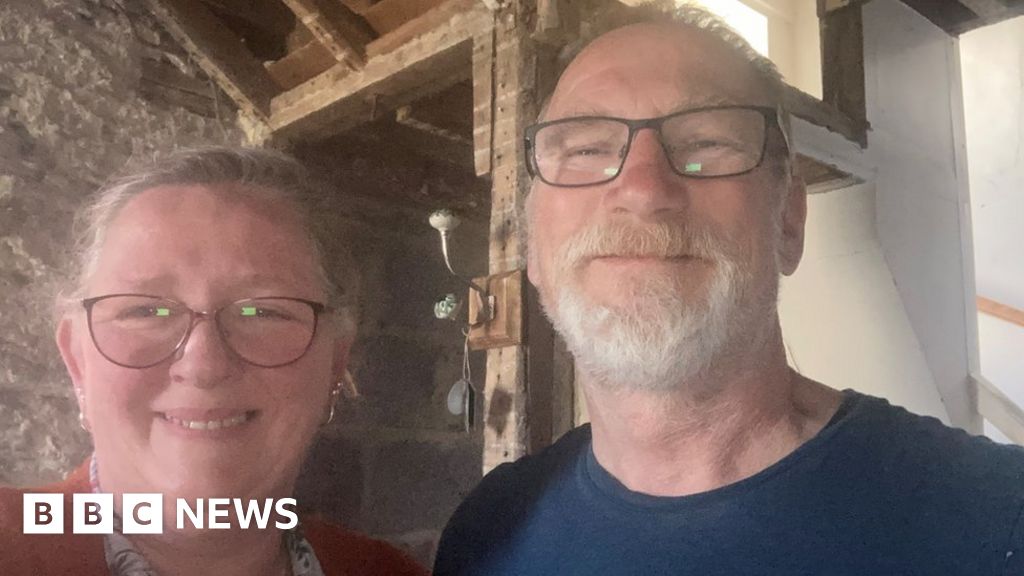 DailyWelshWords's tweet image. A letter written in #Welsh from 1960 has been found during home renovations in #DevilsBridge. 

It was deliberately placed under the stairs in the home of writer and post master Trefor Griffiths on 10th March 1960 and has since been translated!

bbc.in/3PPLbAT