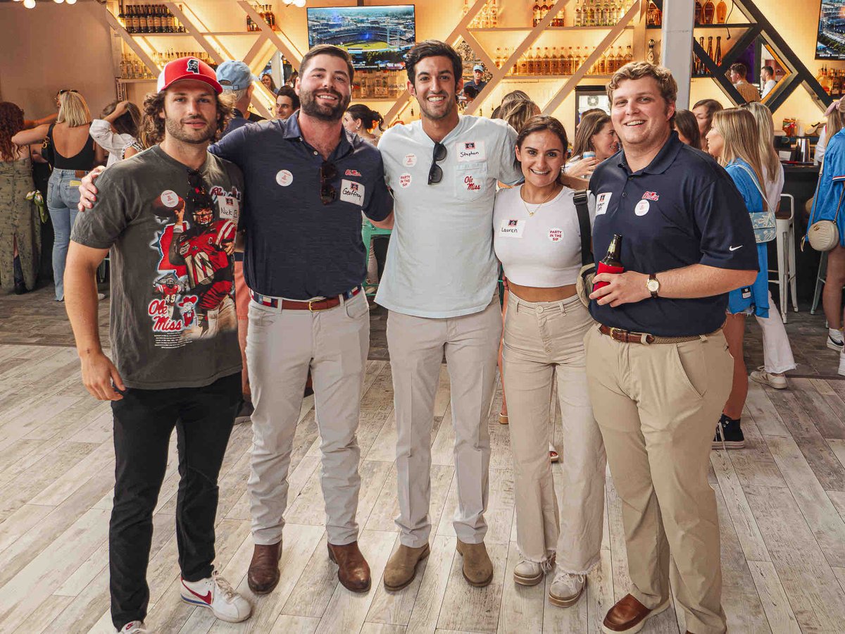 🔴🔵 𝗔𝗟𝗨𝗠𝗡𝗜 𝗖𝗟𝗨𝗕 𝗦𝗣𝗢𝗧𝗟𝗜𝗚𝗛𝗧:

#HottyToddy from last week’s Houston Ole Miss Club Happy Hour!