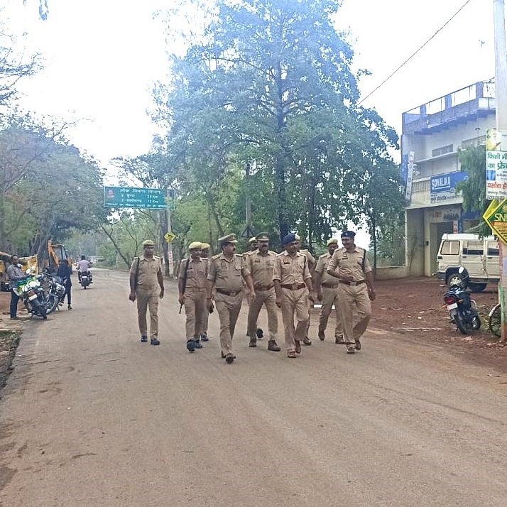 mirzapurpolice's tweet photo. #SP_Mzp @IPS_SantoshM के निर्देशन में आगामी त्यौहारो ईद-उल-जुहा(बकरीद)आदि को शांतिपूर्ण वातावरण में सकुशल सम्पन्न कराने हेतु #ASP_Operation द्वारा #CO_Operation सहित पर्याप्त पुलिस बल के साथ क्षेत्र मे पैदल गश्त व जनसंवाद स्थापित कर कराया गया सुरक्षा का एहसास।
#UPPolice #Mirzapur https://t.co/obFD3OrdZ5
