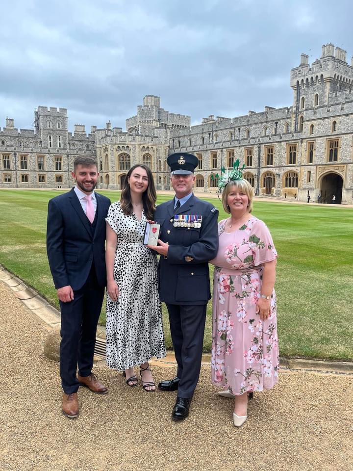 A fab day in Windsor for a pint at the Horse & Groom with my nearest and dearest. ……….Hobgoblin ………..not bad!😎 great to see my old friend Ben Bennett, and HRH the Prince of Wales😉🇬🇧
#proudtobebritish