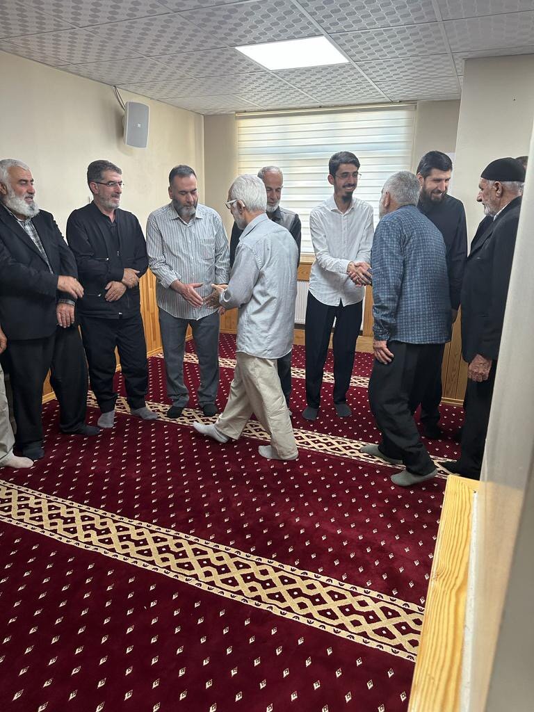 Tevhid__Dergisi's tweet photo. Kurban Bayramınız Mübarek Olsun🌹

Van temsilciliğimizde bayram namazı sonrası kardeşlerimiz...

#KurbanBayramı #EidMubarak #Kurban2023 https://t.co/xtU8Mo0uTS