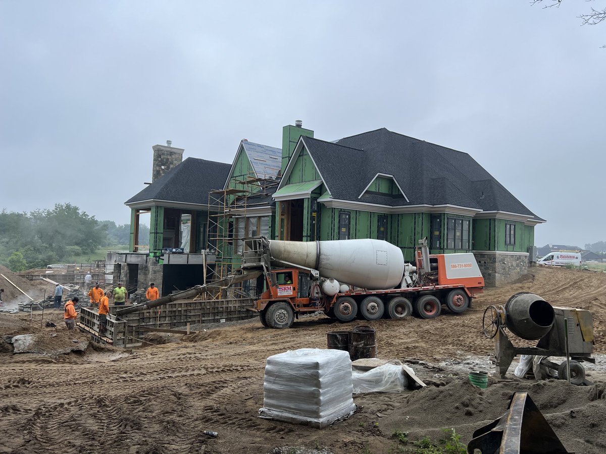 JPCHomebuilder's tweet image. We’re pouring concrete for landscape retaining walls that will accommodate a pool &amp;amp; provide privacy.

Masonry work progresses as we continue the construction of this custom #BuildToSuit home.

• jpcraighomebuilders.com •

#SpillingMud #Concrete #Masonry #CustomHome #Michigan