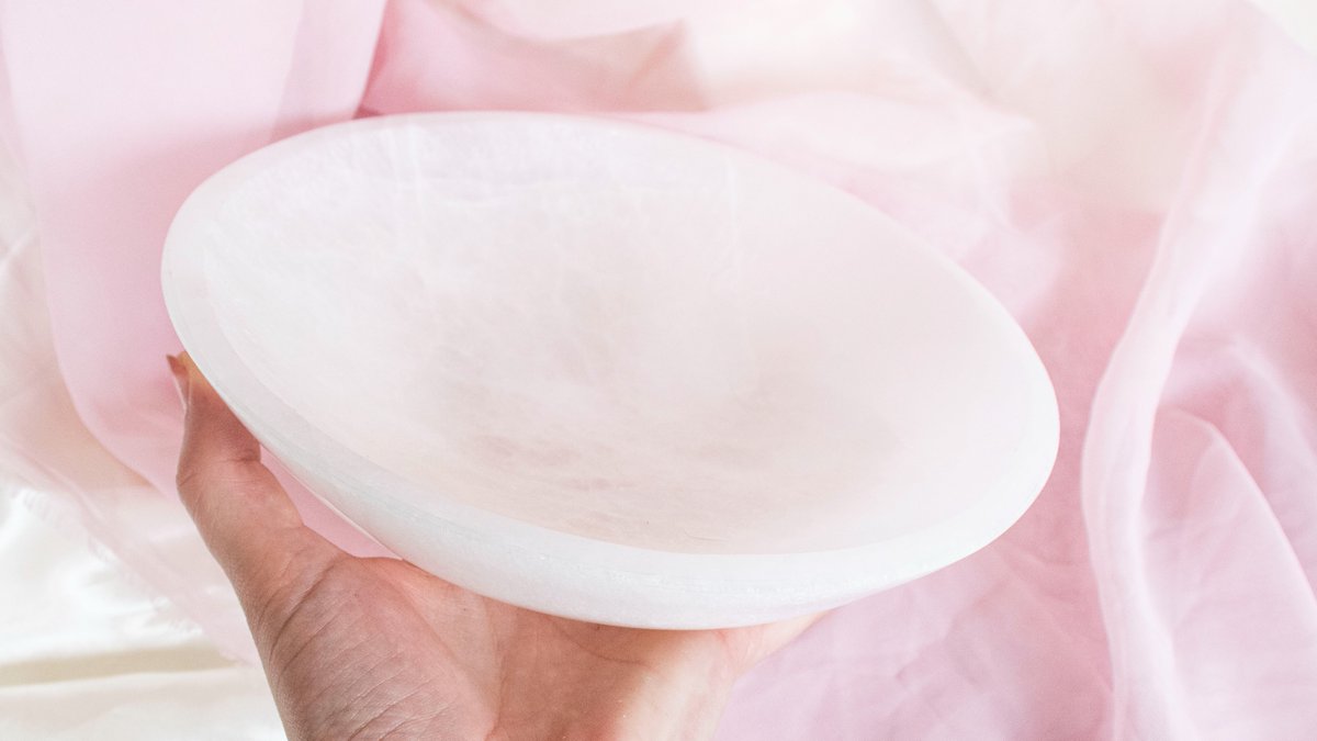 goodwitchorgnls's tweet photo. Dive into the magic of selenite! Known for its cleansing properties, selenite purifies your energy and brings clarity to your mind. Use selenite as a tool for spiritual growth and connect with the divine within. ✨🔮 https://t.co/5Vwa3Lt3if