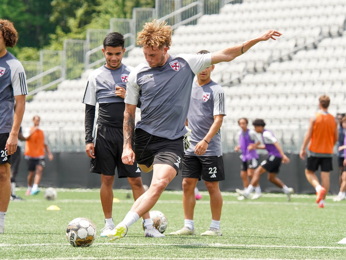 LoudounUnitedFC's tweet photo. Getting acclimated 💪

#LoudAndUnited | @jakemorristm https://t.co/yHg3RxvpmA