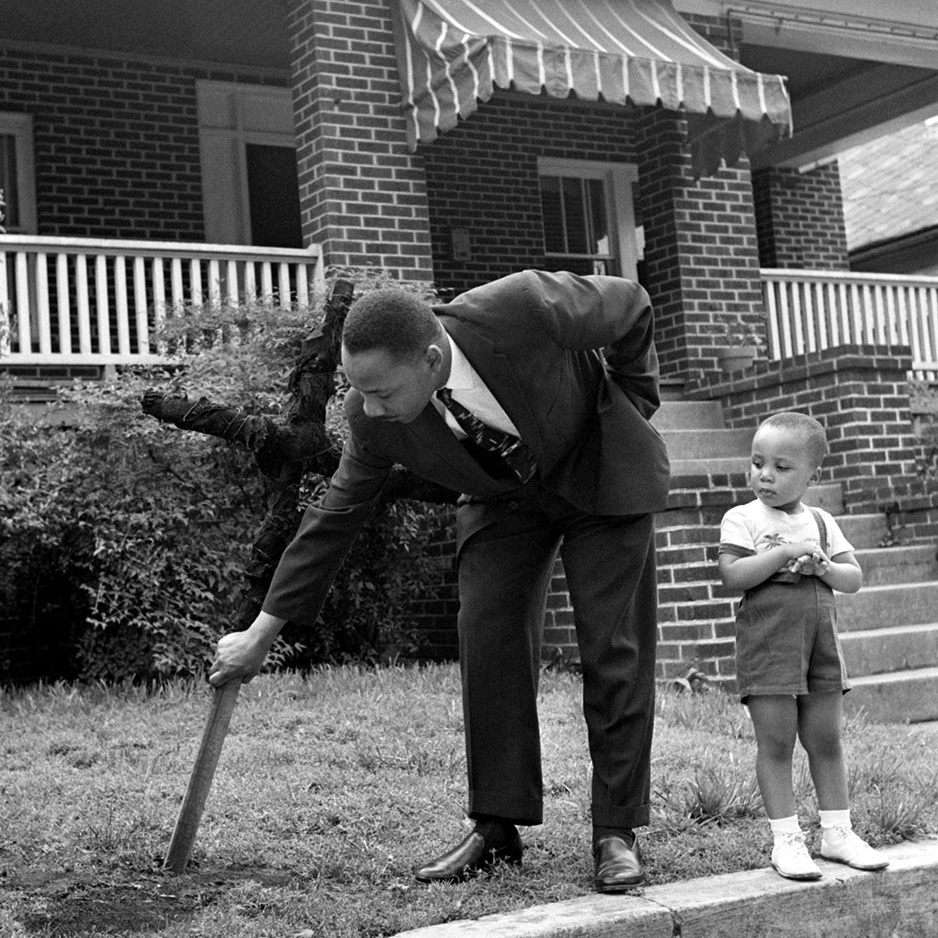 Here's a very special photo for you, Nikki Haley, of an American Christian minister named Martin Luther King Jr., at home with his family in Atlanta, showing 'how simple life was, how easy it felt... about faith, family and country'.

#BlackHistory #VoteBlue #DemVoice1