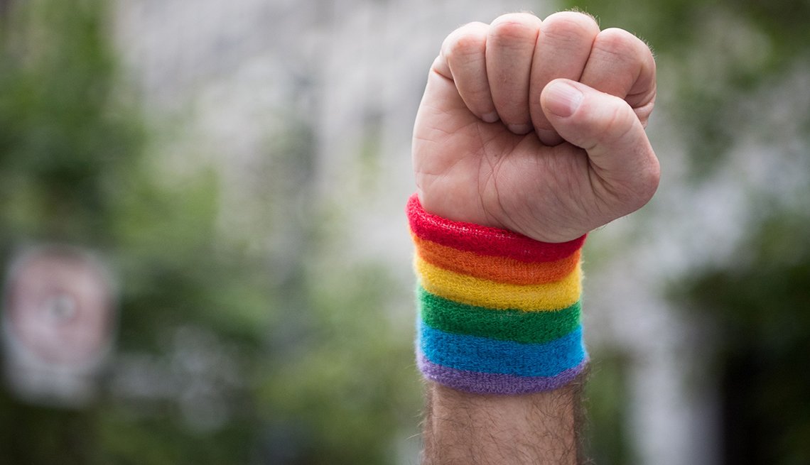 5 razones por las que celebramos el #OrgulloLGTBI

1. Las personas LGBTIQ+ sufrimos bullying a causa de nuestra identidad de género u orientación sexual. A ese odio respondemos reivindicando quienes somos. Respondemos defendiendo nuestro derecho a SER nosotrxs mismxs