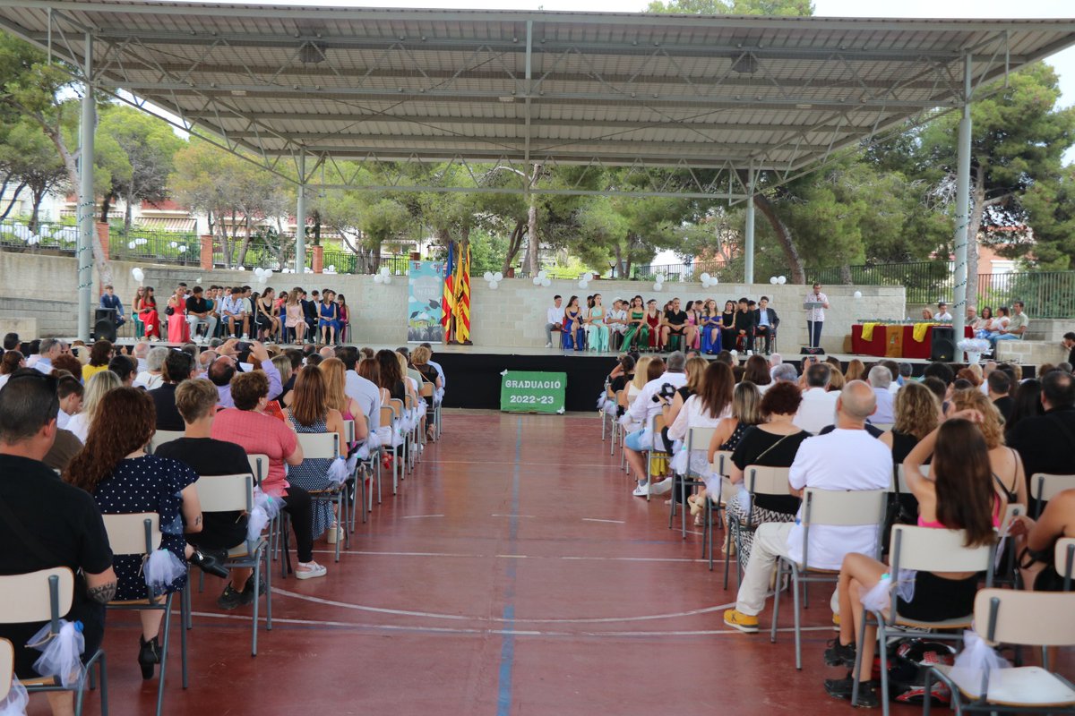 Ahir a la tarda vam dir fins ben aviat a la promoció de nois i noies de 4t d'ESO que es graduaven.

Encerts i molta sort. No oblideu el camí que porta a la vostra escola. Aquí ens hi trobareu. Sempre.