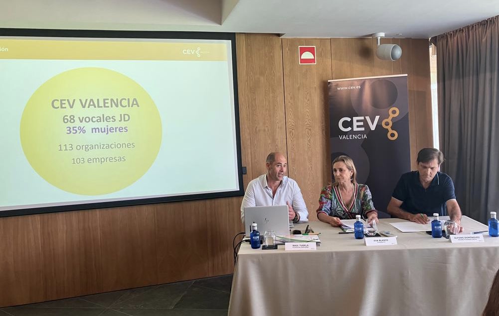 #CEVValencia | Junta directiva de CEV Valencia. Hoy en #Alzira, junto a @Asoc_Empres_Alz, y en compañía del alcalde de la ciudad Alfons Dominguez