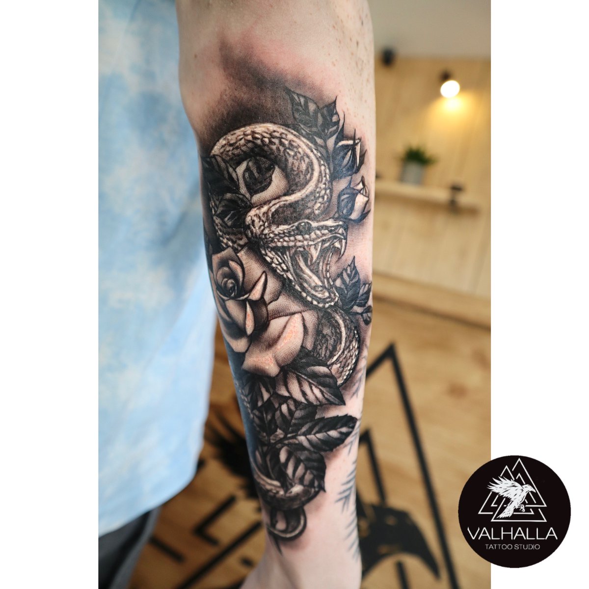 Snake and roses done by Felipe.

#tattoo #tattooartist #tattooed #tattooart #tattooedgirls #tattooshop #tattoostudio #tattoolover #tattooist #ink #inked #blackwork #tatts #blackandgreytattoo #eastbourne #eastbournetattoo #finelinetattoo #polegatetattoo #realismtattoo #snaketattoo