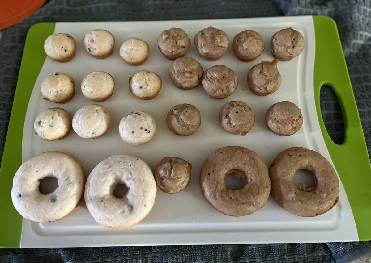 Low sugar mini muffins and  donut-shaped muffins. #strawberry #blueberry #chocolatechip #breakfastfood #breakfast #beasuperherointhekitchen