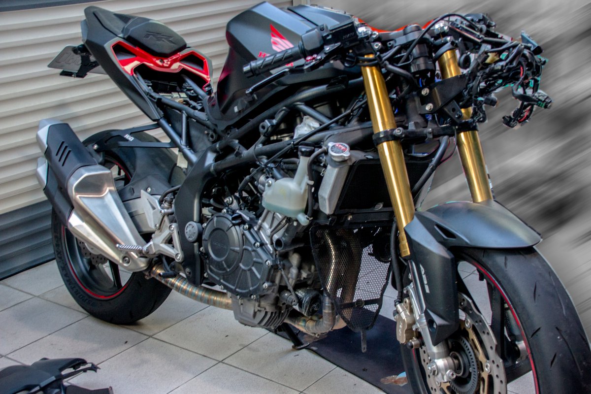 nirnbau's tweet image. 為了換條線要拆掉半台車...這次殼設計得很好，下次別設計了