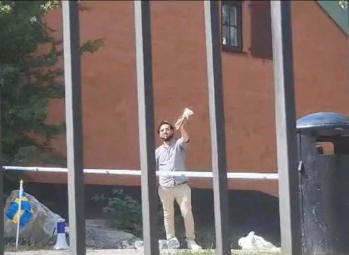 pusholder's tweet photo. İsveç’te bir kişi Kur'an-ı Kerim sayfası yaktı, polis müdahale etmedi. https://t.co/UWED8hx2UJ