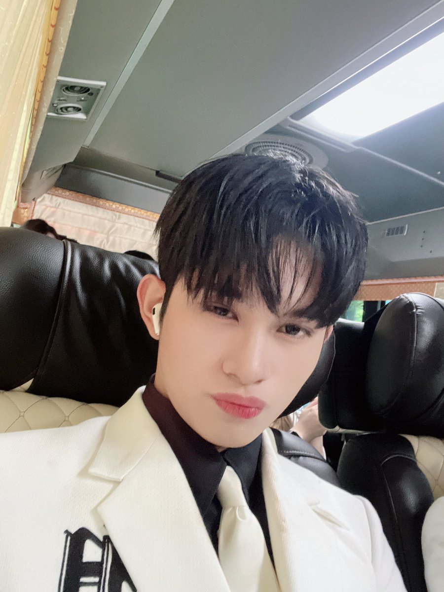 HORI7ON_twt's tweet photo. [🦊] Hello guys this is winston😊 
Finally, we have a space to interact with you guys, how are you? We’re doing very well here. Pls continue to look for our updates. Thank U!🫶🏻

#HORI7ON #호라이즌 #WINSTON #윈스턴 https://t.co/CEh8LgvGxu