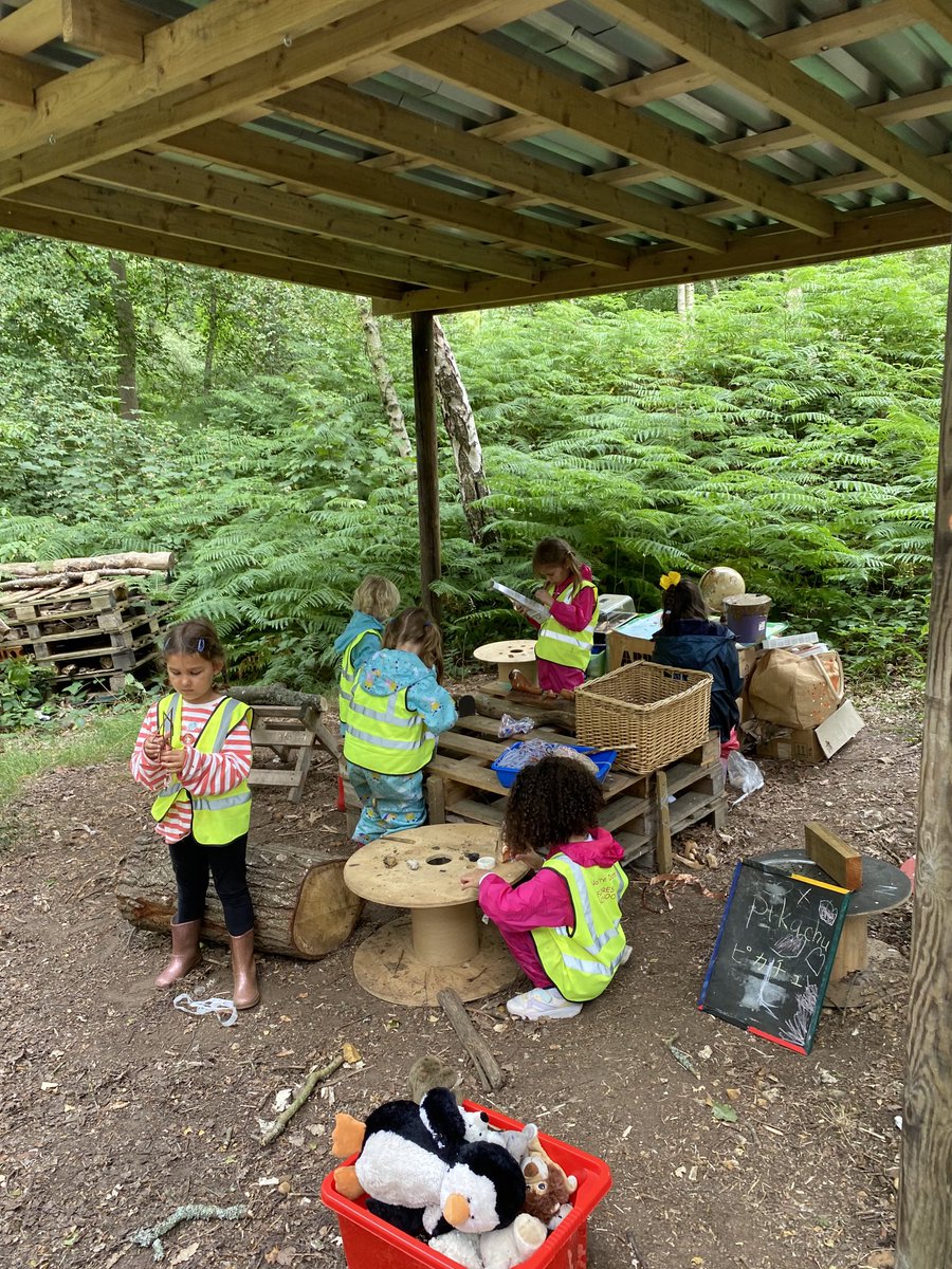 ND_ForestSchool's tweet image. Reception class helping out on the journey to Forest School, learning new things about the woodland, being creative and enjoying team games. Well done team! #developingstrength #creativeplay #teamwork #greatoutdoors 💦🧵🪵📿🏃‍♀️🥰