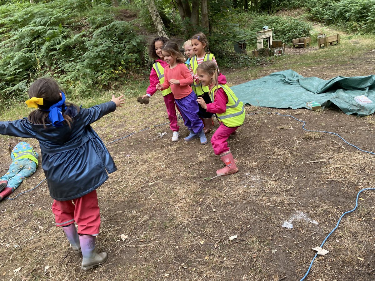 ND_ForestSchool's tweet image. Reception class helping out on the journey to Forest School, learning new things about the woodland, being creative and enjoying team games. Well done team! #developingstrength #creativeplay #teamwork #greatoutdoors 💦🧵🪵📿🏃‍♀️🥰