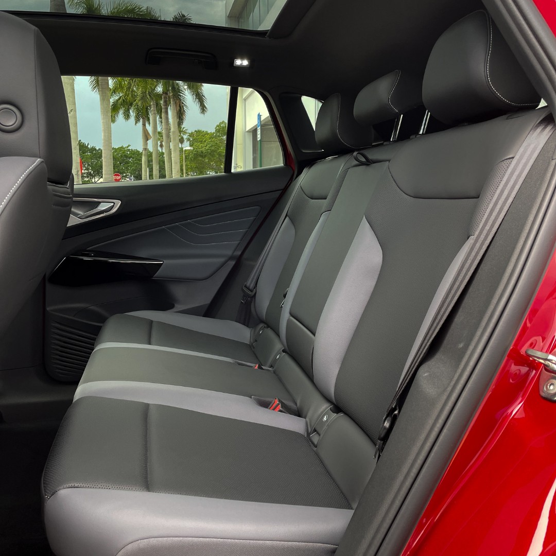 Get ready to be impressed by the ID.4 Volkswagen's spacious and thoughtfully designed interior. #WalkAroundWednesday
.
.
.
.
.
#rickcasevolkwagen #vwsociety #vwlife #vw #dealership #southflorida #cars #blue #davie #volkswagen #volks #vwlove #volksworld #stance #miami