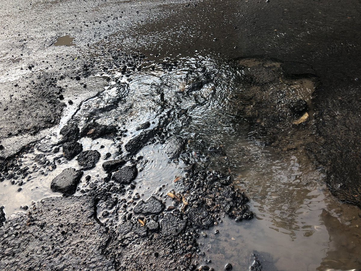 pinexela's tweet photo. @SacmexCDMX Fuga de agua potable en Circuito Bahamas casi enfrente del Número 416, col. Lomas Estrella primera sección @Alc_Iztapalapa Se está desperdiciando el vital líquido, espero puedan atenderlo pronto. https://t.co/ZOGKxsL7Ht
