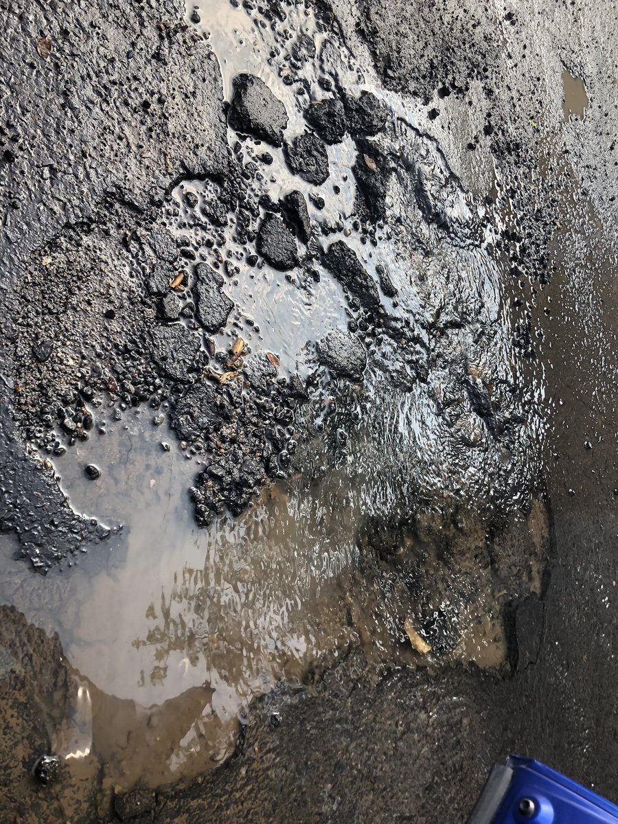 pinexela's tweet photo. @SacmexCDMX Fuga de agua potable en Circuito Bahamas casi enfrente del Número 416, col. Lomas Estrella primera sección @Alc_Iztapalapa Se está desperdiciando el vital líquido, espero puedan atenderlo pronto. https://t.co/ZOGKxsL7Ht