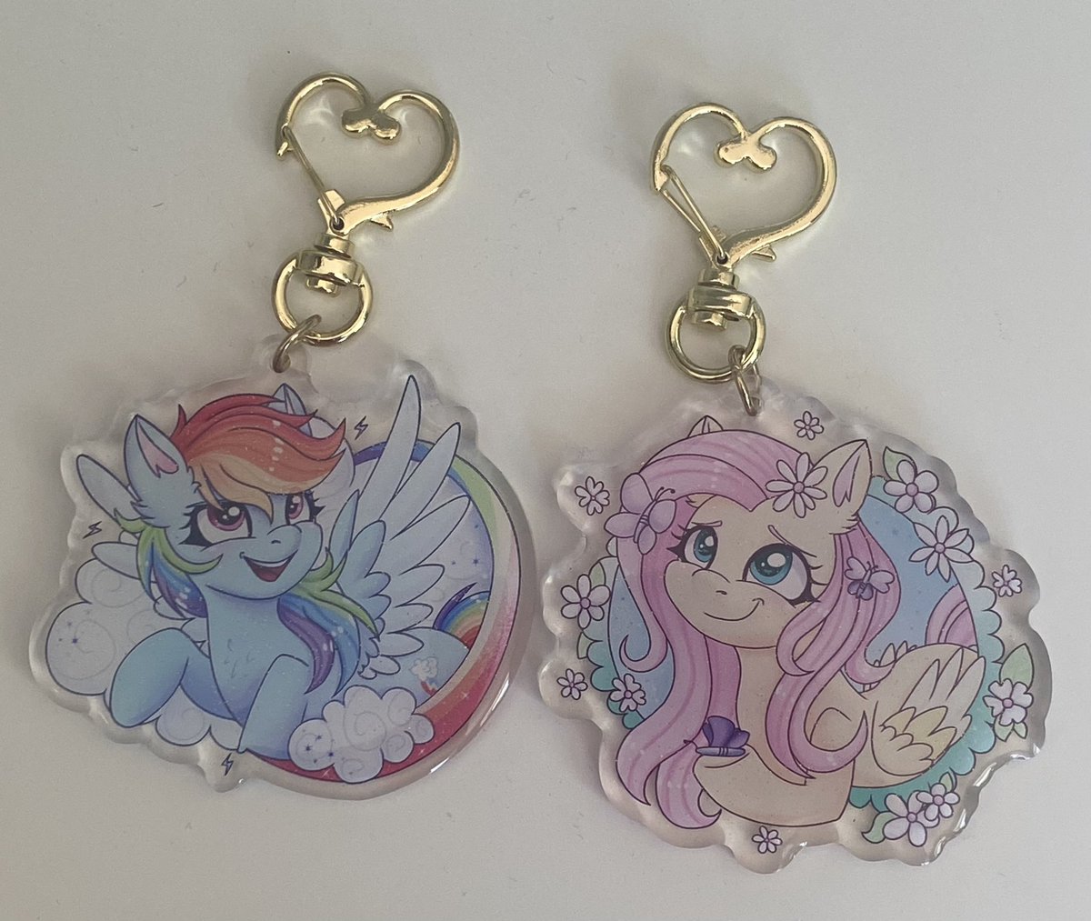 Sooo the idea of making my own keycharms struck me, and I made two different ones 💕 And they’re actually for sale and are around $13 on my Etsy 🩵 They are about 2.5” 

etsy.com/se-en/shop/Gal…

#MLP