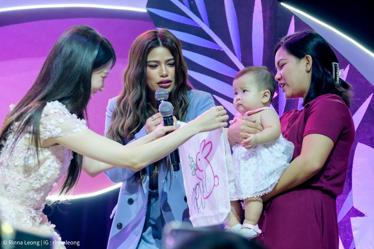 [6.24.23][24]
Aromagicare PARK EUN BIN Fan Meeting
📍New Frontier Theater

Youngest BINGO who won the tote bag! Congratulations!

📷 RINNA LEONG / IG : rinnaleong

#ParkEunBinAromagicare #PARKEUNBIN #ParkEunBinMNL2023 @NAMOOACTORS2004 @parkeunbinstaff