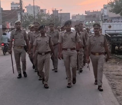 ईद उल अजहा त्यौहार के दृष्टिगत शांति एवं कानून व्यवस्था बनाये रखने एवं लोगो में सुरक्षा का भाव जागृत करने के उद्देश्य से पुलिस उपायुक्त ग्रामीण जोन <a href="/ipsshubhampatel/">Shubham Patel</a> पुलिस कमिश्नरेट गा0बाद द्वारा थाना मुरादनगर क्षेत्र में पुलिस बल के साथ पैदल गस्त की जा रही है।
<a href="/Uppolice/">UP POLICE</a>