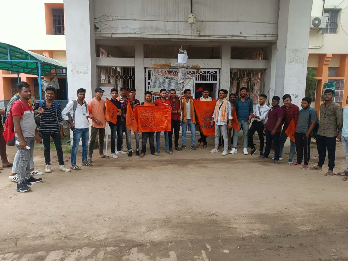 Bihar_ABVP's tweet photo. बिहार में एनईपी के तहत हो रहे स्नातक प्रथम वर्ष में नामांकन तुरंत बंद करने के आदेश के खिलाफ अखिल भारतीय विद्यार्थी परिषद्, भागलपुर इकाई द्वारा   बिहार के शिक्षा मंत्री का पुतला दहन कर विरोध प्रदर्शन किया गया। 

#ABVPForEducation https://t.co/ljZTdtmFzu