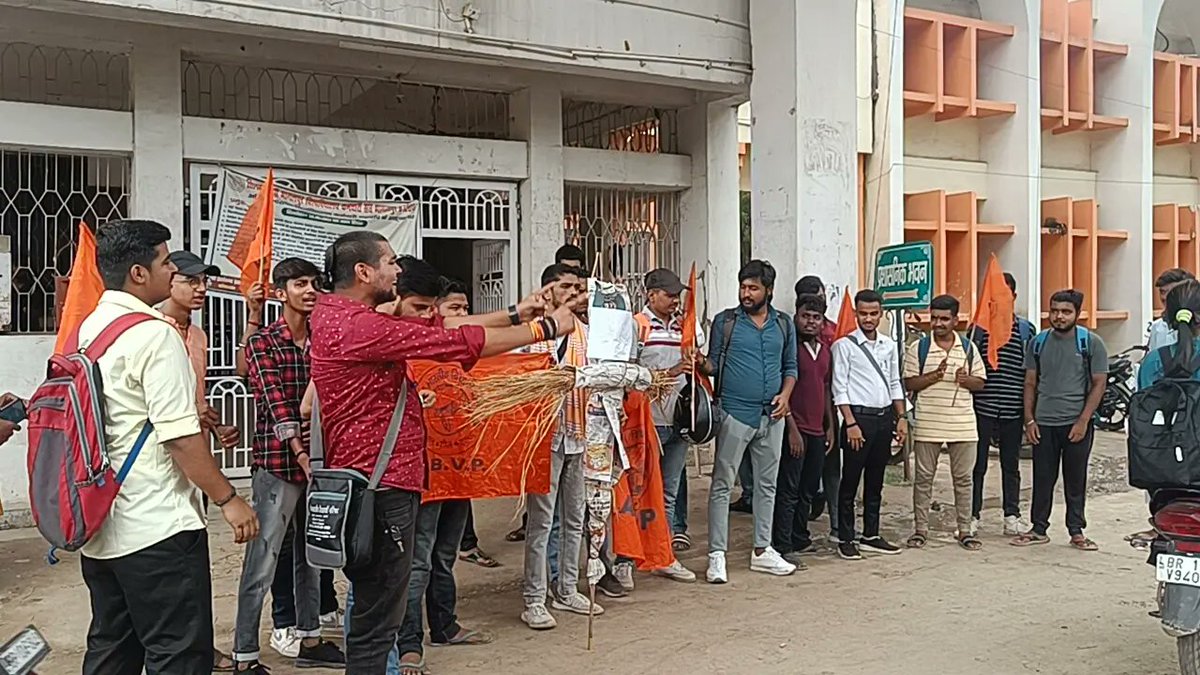 Bihar_ABVP's tweet photo. बिहार में एनईपी के तहत हो रहे स्नातक प्रथम वर्ष में नामांकन तुरंत बंद करने के आदेश के खिलाफ अखिल भारतीय विद्यार्थी परिषद्, भागलपुर इकाई द्वारा   बिहार के शिक्षा मंत्री का पुतला दहन कर विरोध प्रदर्शन किया गया। 

#ABVPForEducation https://t.co/ljZTdtmFzu