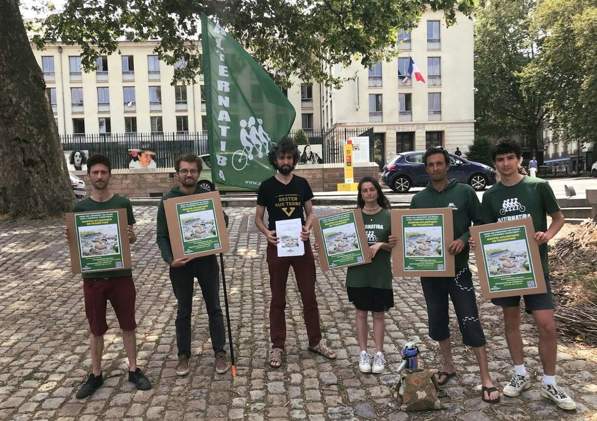 Alternantiba's tweet image. ⚡️ BREAKING 🤯
Le renouvellement de la concession de @AeroportNantes patauge depuis de longs mois

=&amp;gt; Alternatiba Nantes propose de débloquer la situation en déposant sa candidature au préfet !

Un aéroport en phase avec les enjeux climatiques, sanitaires et environnementaux ⤵️