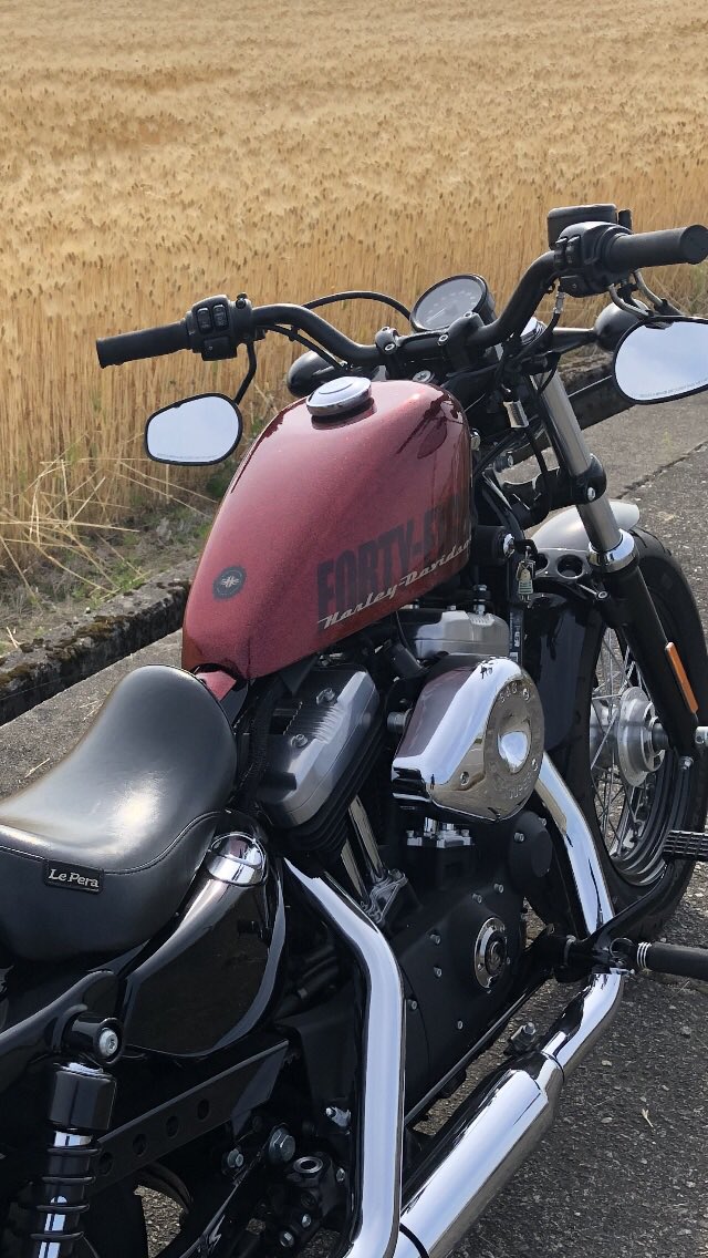 この純正のハンドル
いいんですけど
せっかくの低いスタイルなのになんかなんかなぁと最近思う(´-`)oＯ{
ドラッグバーに変えられてる方の感想聞きたいです(๑•̀ㅂ•́)و✧