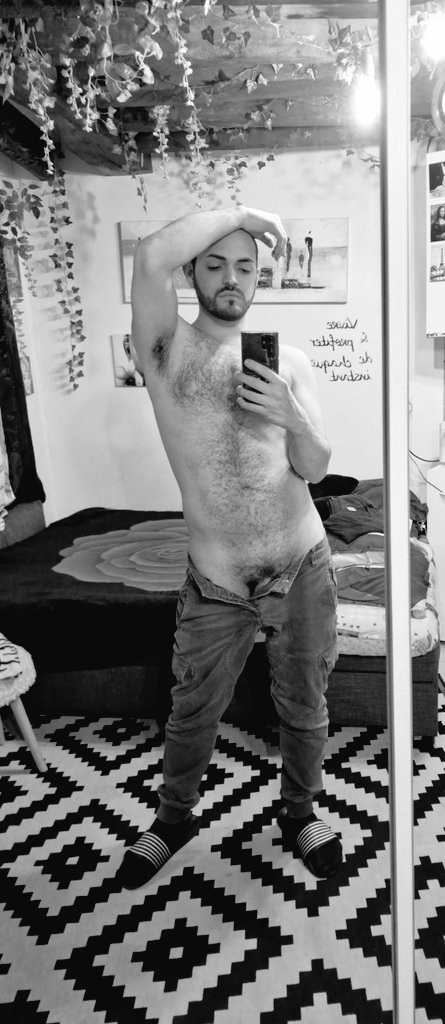 LucaSagittarius's tweet photo. Relax 🦧
#me #boy #gay #naked #blackandwhite #bearded #hairy #scruffy https://t.co/EiI9GKnWu1