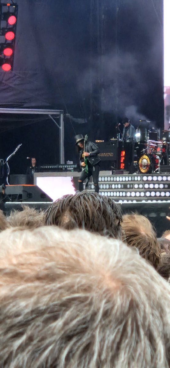 laura_laing's tweet photo. What an unbelievable night last night in glasgow, was a long 3 year wait but @gunsnroses smashed it out the park 🤘🏼 @Slash @axlrose... a night to remember #gunsnroses https://t.co/4qhYNJQpCI