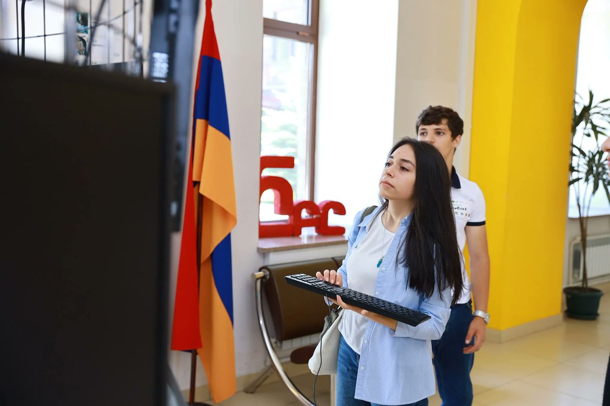 eif_hightech's tweet image. 🛸Are you in the GTC right now? You surely have already noticed this interactive installation integrated with AI and created by GTC Co-Creation lab students and di. studio.

#WiDS2023 #WiDSArmenia #CreativeCognition #WomeninData #WomenIndatascience #DataScience
#EIF #GTC