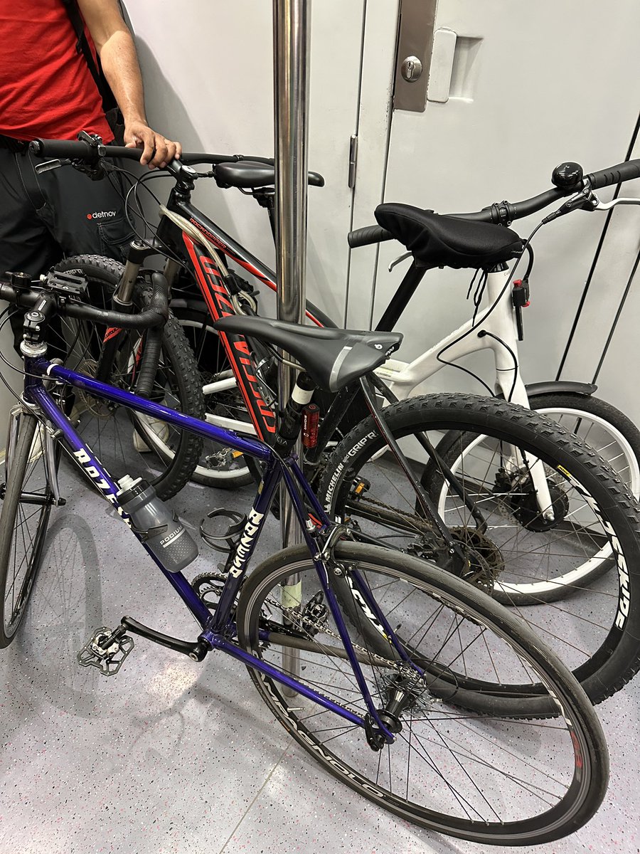 Windwer's tweet photo. Como BONUS TRACK y para bingo👇🏻
Meter la #bici 🚲 a diario en el tren para hacer #bitibi 🚲+🚈+🚲…
Y que el tren NO sea accesible😖 Y no, no vamos ni uno ni dos… https://t.co/C29qs4xDnz