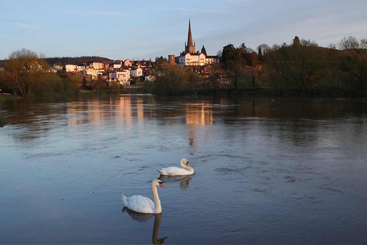 cottagebirdie's tweet photo. Ross-on-Wye as the sun goes down #LoveWhereILive #ETTC #VisitRossOnWye @premiercottages #staycation  #WyeSpecialCollection #DogFriendly https://t.co/juHs5JY9WX