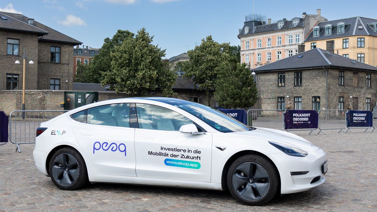 Why is there a branded <a href="/Tesla/">Tesla</a> parked outside of #PolkadotDecoded? 🚗

<a href="/peaqnetwork/">peaq</a> is unveiling the details behind their partnership with @eloop_one, the Vienna-based car sharing provider

You’re looking at the world’s first tokenized Tesla - and it’s on Polkadot

🧵A thread: