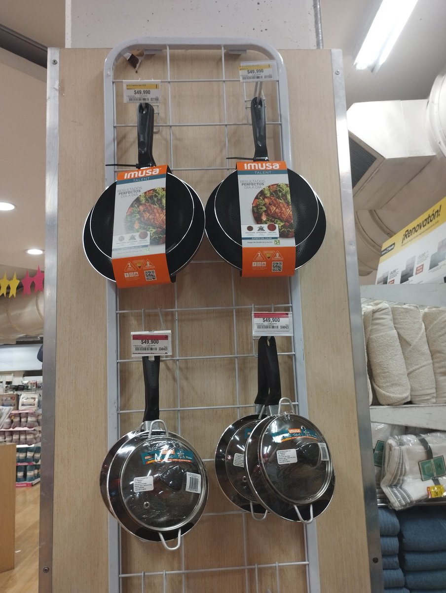 dianaluciot's tweet photo. Señores @almacenesexito, ustedes ponen esto, a dos metros de distancia, llego a la caja con el producto y me dicen que no es el precio. Que hay otro código o no sé qué cosa que no de puede leer en la distancia. @sicsuper no les parece engaño al consumidor??? https://t.co/C6pgWGA5Qp