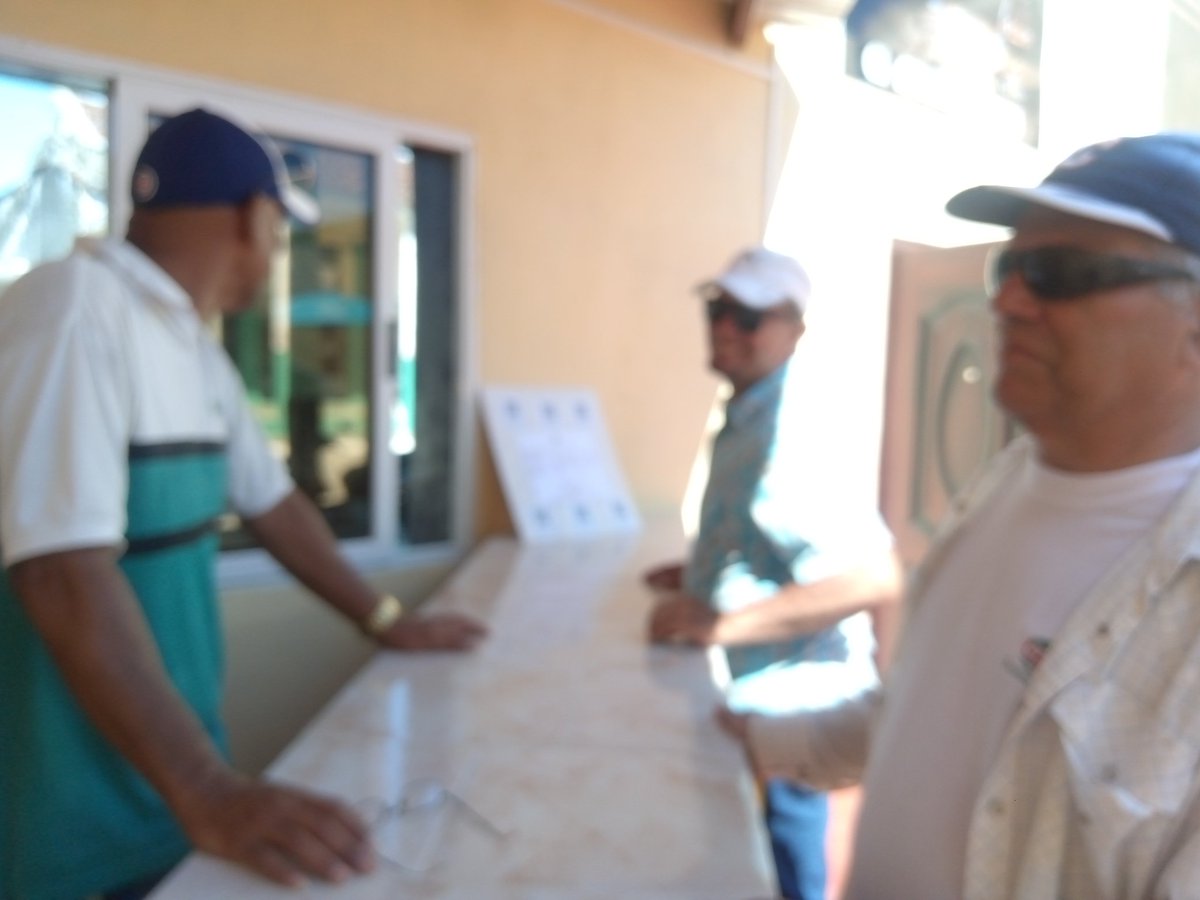 Continúa siendo la Casa de Tabacos de #Cabaiguán un lugar atractivo.De la variedad de productos que se venden, es la vitola Petit cazadores la que más atrae al público fumador.#TabacalerosPorMás #SanctiSpirítusEnMarcha <a href="/DeivyPrezMartn1/">Deivy Pérez Martín</a>  <a href="/Yuleisy28822351/">Yuleisy Cancio</a> <a href="/Odelbis2/">Odelbis</a>