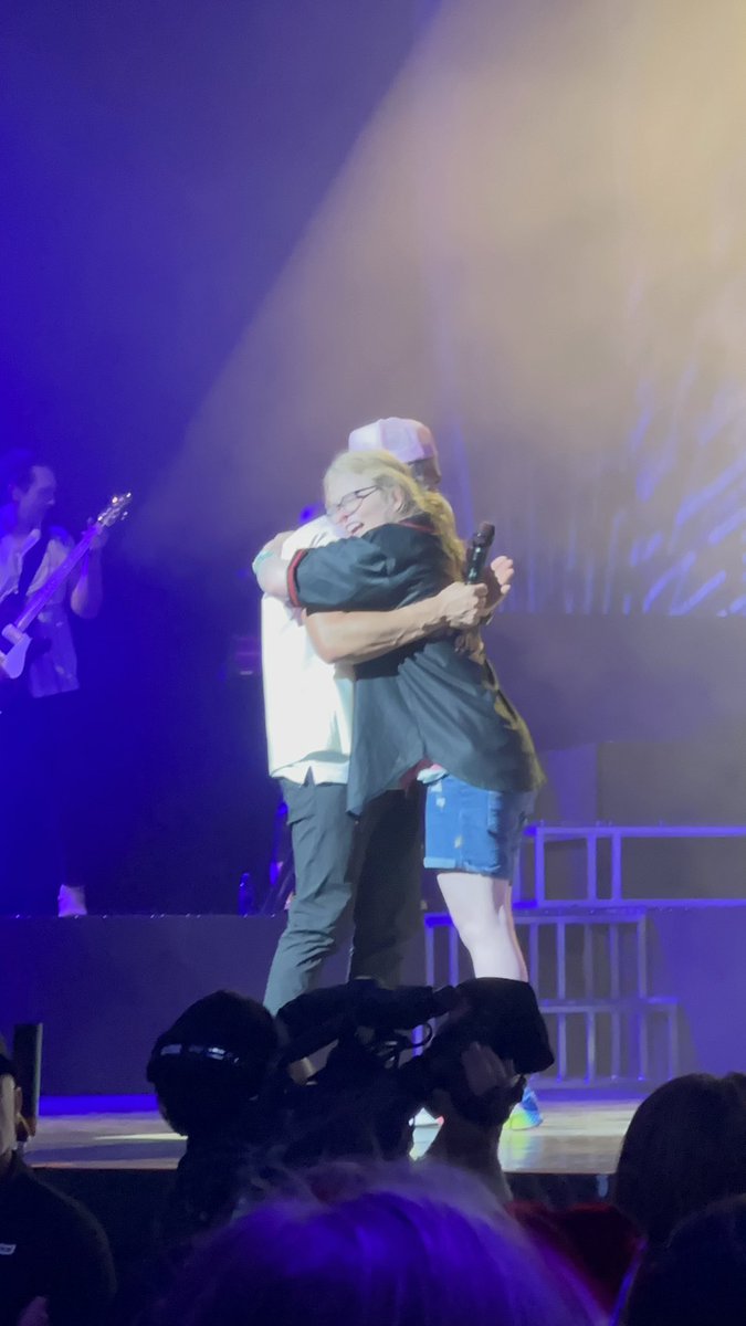swiftiebluebird's tweet image. @TheCarlosPena Thank You so much for picking me to be your WWG in Charlotte last night! ILYSM and you made me feel so special and loved! Maybe see you again this tour! If not you for sure will see me next tour!